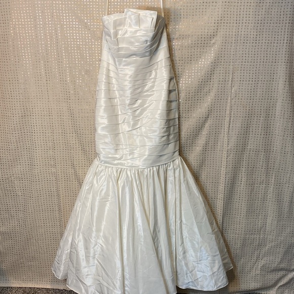 Mari Lee for Madeline Gardner Elegant White Strapless Gown - Picture 2 of 15